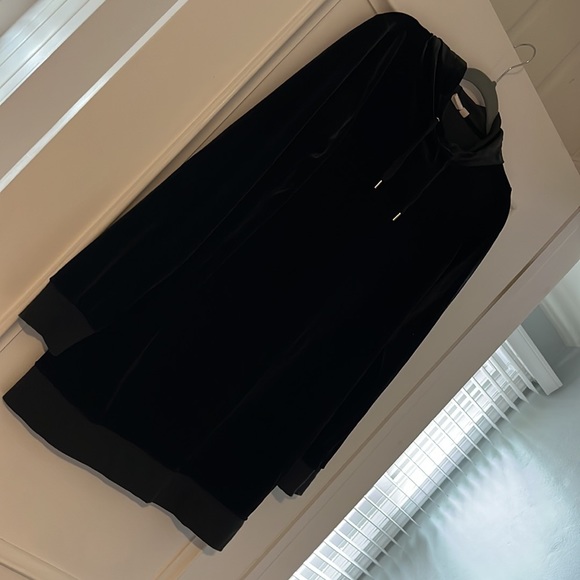 GAP Maternity: Black Velour Sweatshirt - Picture 3 of 5